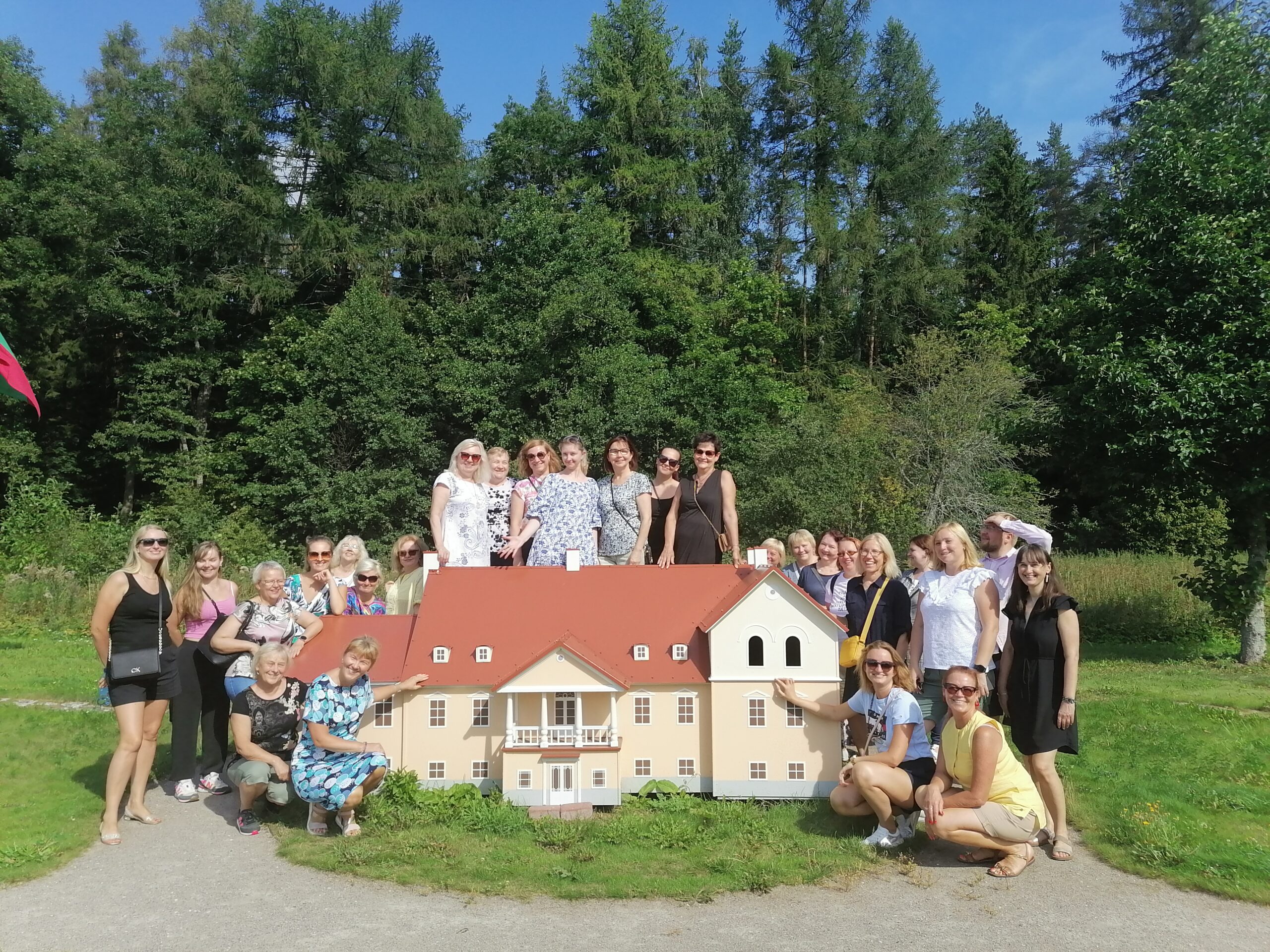 Eesti Keele kui Teise Keele Õpetajate Liidu ja Eesti Keelepöörde koostöö viis keelekümbluskoolide õpetajad kahepäevasse suvekooli Käsmu